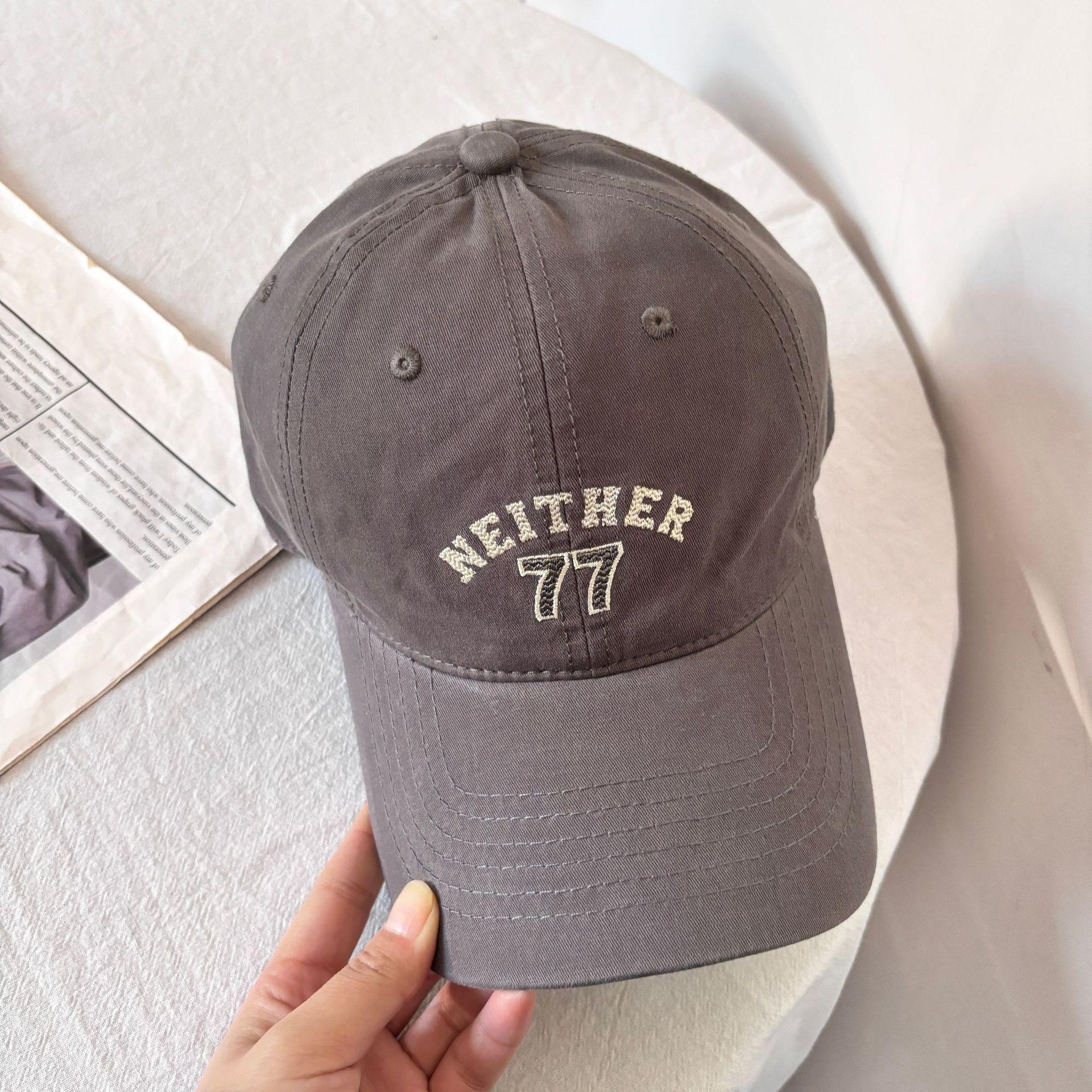 Простая и универсальная бейсболка с вышивкой 77 для мужчин и женщин, повседневная кепка с мягким верхом и защитой от солнца M(56-58cm) серый
Простая и универсальная бейсболка с вышивкой 77 для мужчин и женщин, повседневная кепка с мягким верхом и защитой от солнца M(56-58cm) серый