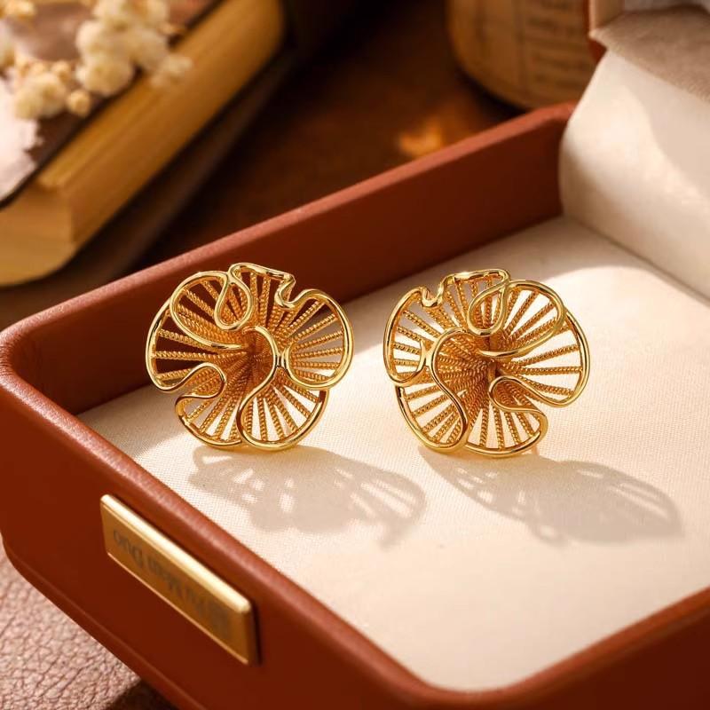 Simple metal feeling hollow pleated flower stud earrings female cold wind stud earrings ear jewelry
Simple metal feeling hollow pleated flower stud earrings female cold wind stud earrings ear jewelry