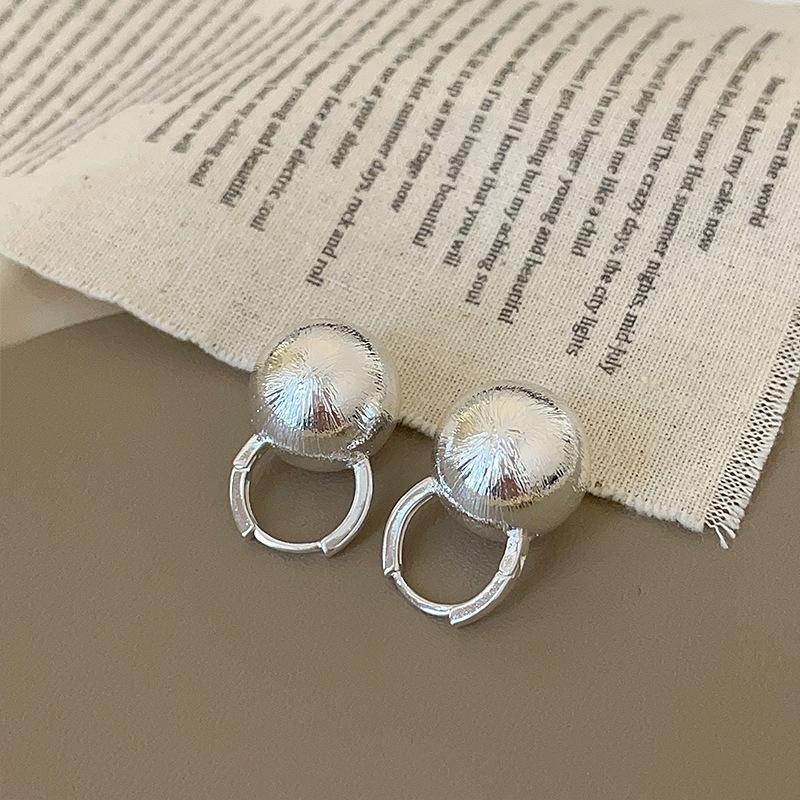 Текстура матовый металлический шар ушная пряжка женские изысканные уникальные индивидуальные модные легкие роскошные темпераментные универсальные серьги
Текстура матовый металлический шар ушная пряжка женские изысканные уникальные индивидуальные модные легкие роскошные темпераментные универсальные серьги