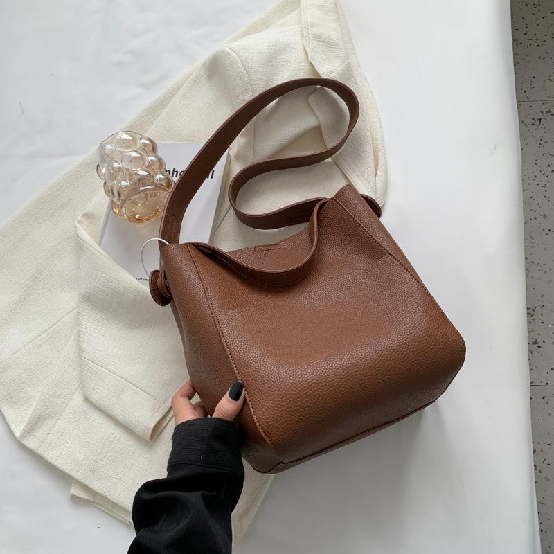 Brand Women s One Shoulder Bucket Bag Large Capacity Trendy Diagal Bag PU Leather Handbag Fashi Designer Women Travel Wallet 25cmX25cmX11cm кавовий
Brand Women s One Shoulder Bucket Bag Large Capacity Trendy Diagal Bag PU Leather Handbag Fashi Designer Women Travel Wallet 25cmX25cmX11cm кавовий