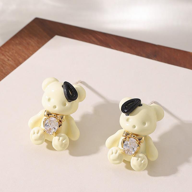 Super fairy, sweet temperament, diamond-set dripping oil, cute bear stud earrings, personalized design earrings, high-end commuter earrings.
Super fairy, sweet temperament, diamond-set dripping oil, cute bear stud earrings, personalized design earrings, high-end commuter earrings.