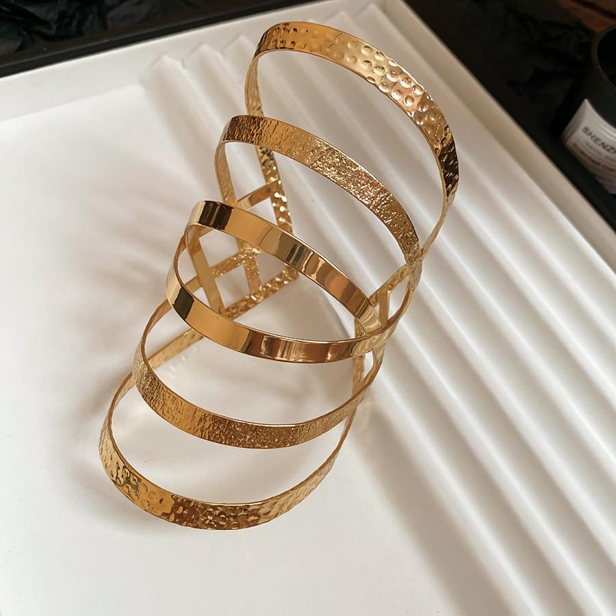 Європейсько-американський нерегулярний увігнутий браслет: Шикарний, Холодний Стиль Розкішний Браслет для Жінок
Європейсько-американський нерегулярний увігнутий браслет: Шикарний, Холодний Стиль Розкішний Браслет для Жінок