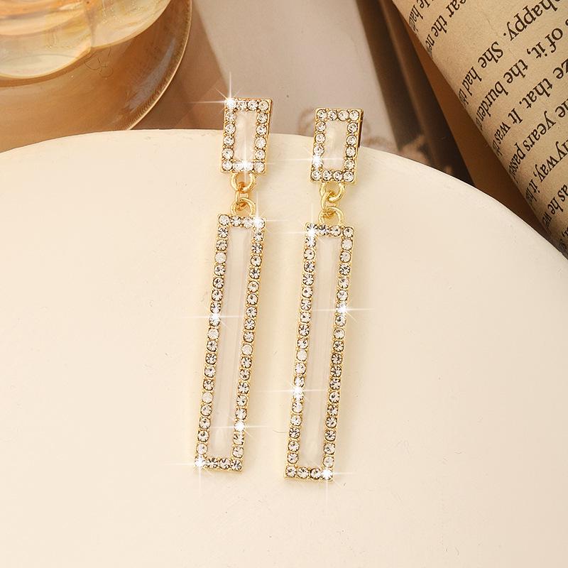Korean-Style Geometric Rectangular Diamond Earrings with Black Oil Drop S925 Silver Needle – Light Luxury High-End Design білий
Korean-Style Geometric Rectangular Diamond Earrings with Black Oil Drop S925 Silver Needle – Light Luxury High-End Design білий