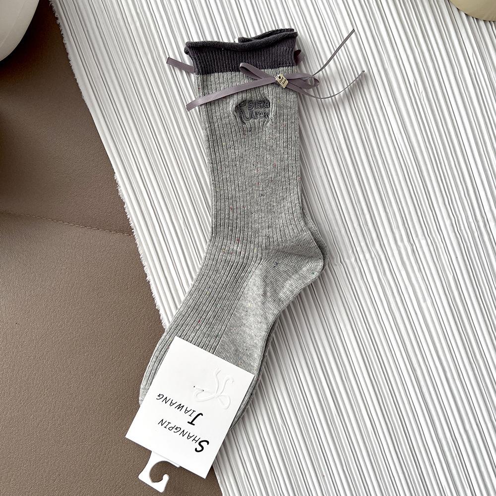 Embroidered Bow Detail Calf Socks with Ruffle Cuff Autumn Winter Warm Mid-Calf Cotton Socks for Women Japanese Kawaii Style One Size світло-сірого кольору
Embroidered Bow Detail Calf Socks with Ruffle Cuff Autumn Winter Warm Mid-Calf Cotton Socks for Women Japanese Kawaii Style One Size світло-сірого кольору