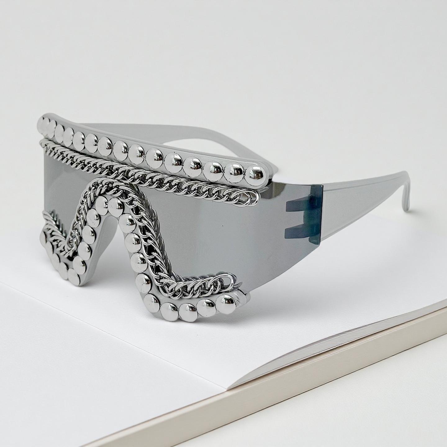 Punk Style One-piece Large Frame Sunglasses with Metal Chain Stud Women and Men Treny Exaggertated Unique Sun Glasses for Party
Punk Style One-piece Large Frame Sunglasses with Metal Chain Stud Women and Men Treny Exaggertated Unique Sun Glasses for Party