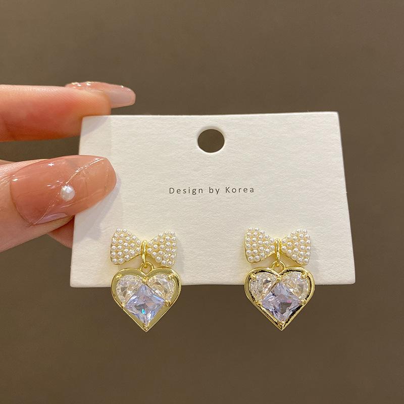 Silver needle retro bow pearl stud earrings women s high-end sense super flash zircon love earrings sweet temperament ear jewelry
Silver needle retro bow pearl stud earrings women s high-end sense super flash zircon love earrings sweet temperament ear jewelry