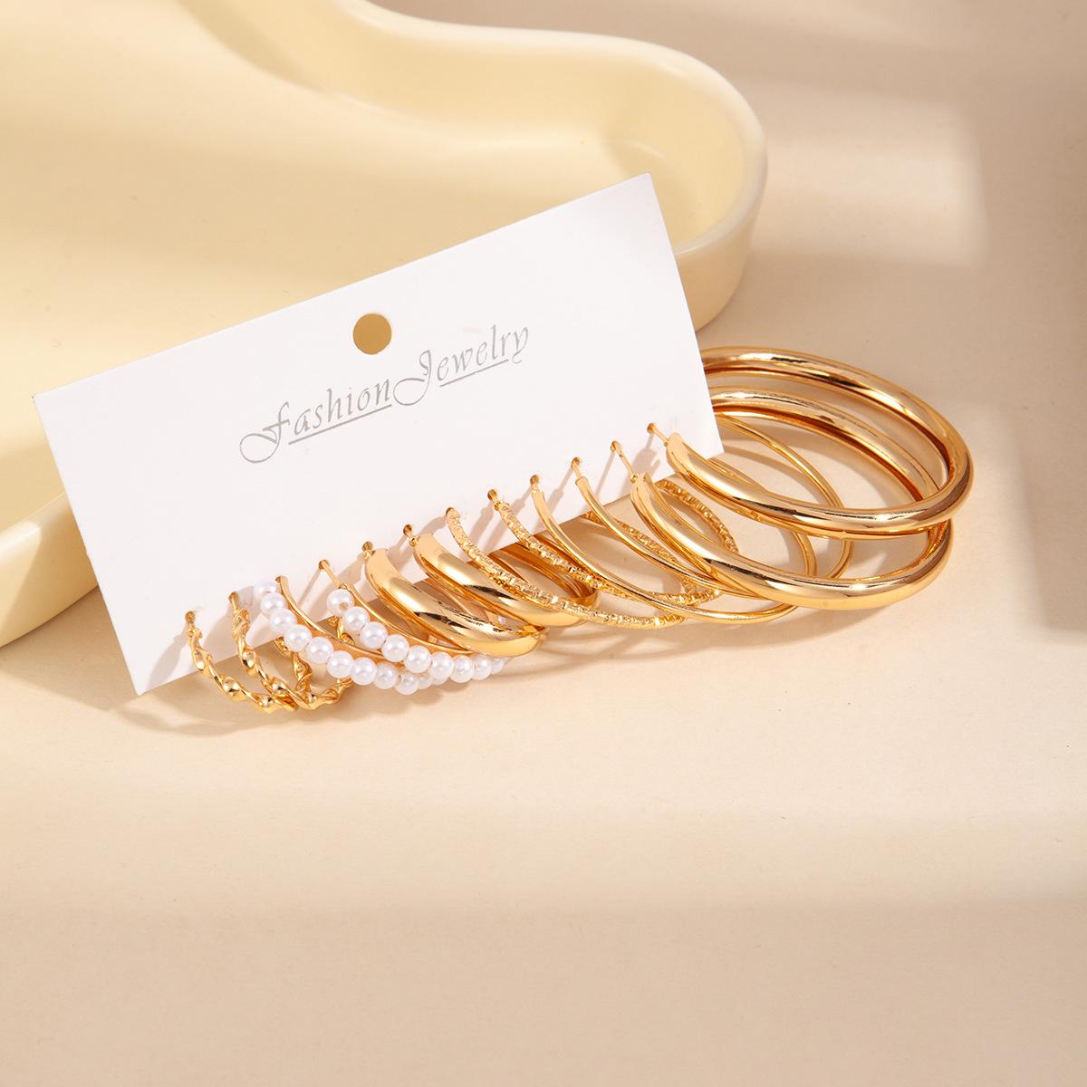 Chic C-shaped Pearl Earrings with European Geometric Metal Design
Chic C-shaped Pearl Earrings with European Geometric Metal Design
