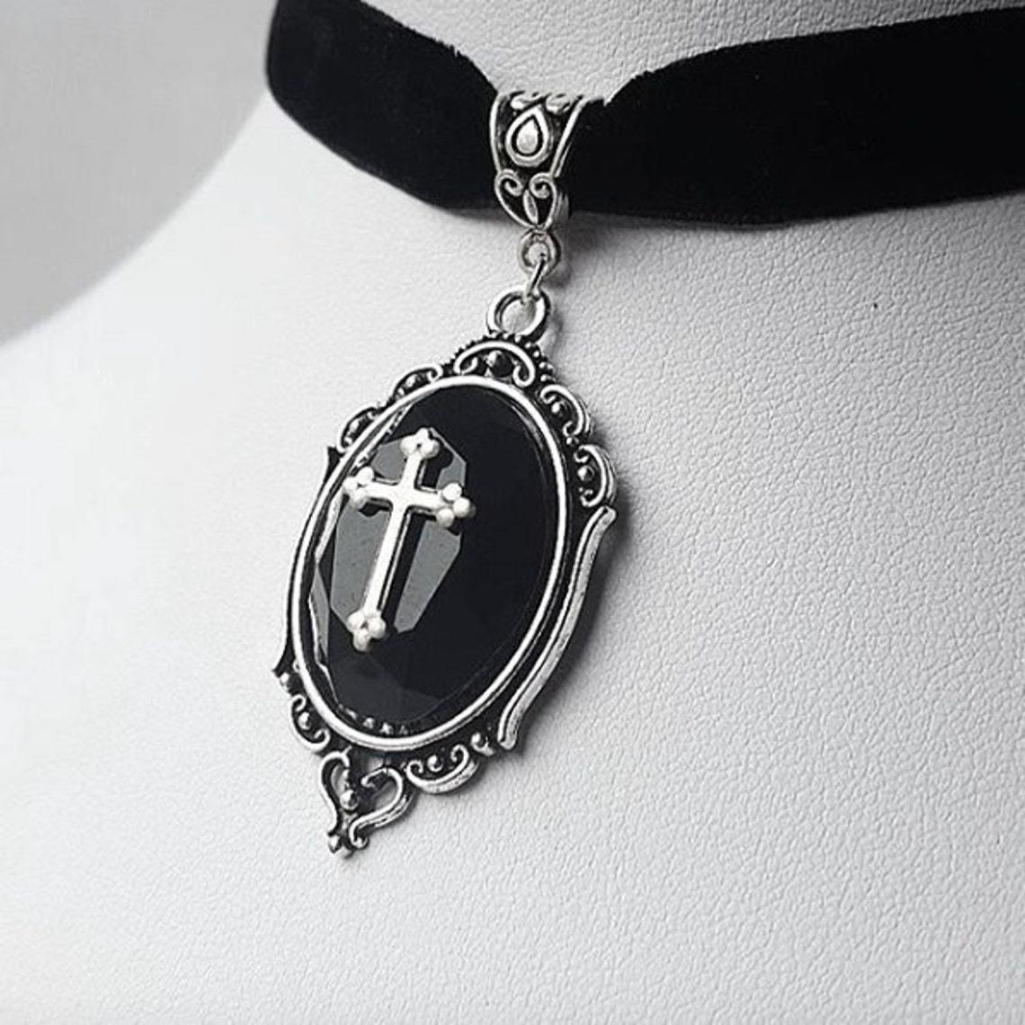 Charm Gothic Geometric Oval Sliver Color Bat Cross Relievo Pendant Black Velvet Necklace for Women Halloween Choker Jewelry Gift
Charm Gothic Geometric Oval Sliver Color Bat Cross Relievo Pendant Black Velvet Necklace for Women Halloween Choker Jewelry Gift
