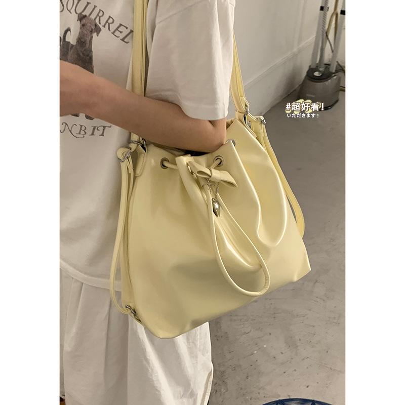 Large-capacity bucket bag New solid color niche simple casual shoulder bag Multifunctional backpack
Large-capacity bucket bag New solid color niche simple casual shoulder bag Multifunctional backpack