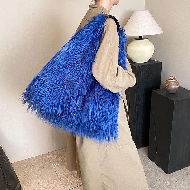 Luxury Faux Fur Tote Shoulder Bags for Women Large Capacity Furry Handbags Y2k Girls Fluffy Bag Winter Plush Underarm Bag
Luxury Faux Fur Tote Shoulder Bags for Women Large Capacity Furry Handbags Y2k Girls Fluffy Bag Winter Plush Underarm Bag
