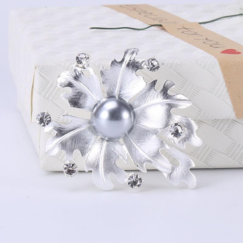 Ретро инкрустированный искусственный жемчуг кокосовый лист корсаж темперамент простая и универсальная брошь мужские и женские одинаковые аксессуары серебряный
Ретро инкрустированный искусственный жемчуг кокосовый лист корсаж темперамент простая и универсальная брошь мужские и женские одинаковые аксессуары серебряный