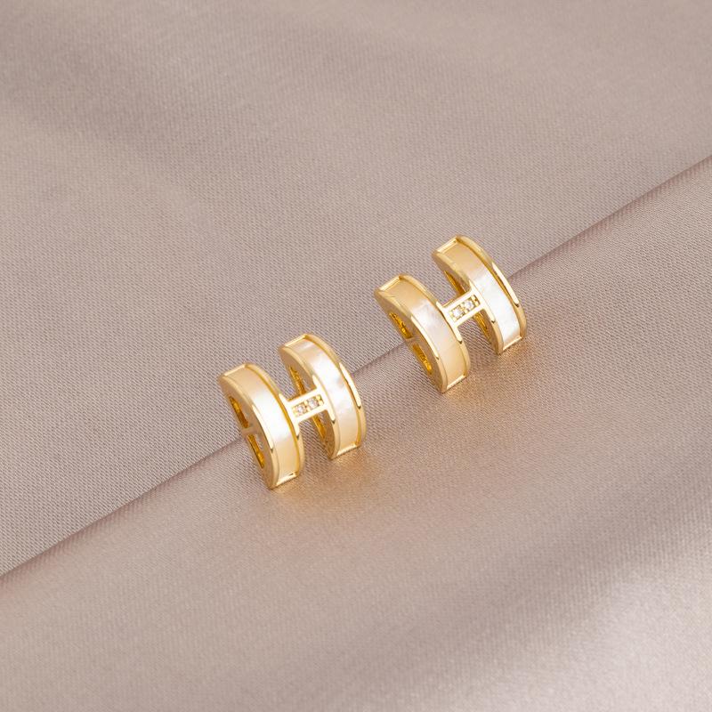 High-end Luxury H Letter Earrings for Women - Sterling Silver Needle, Trendy Niche Design, 2024 Style.
High-end Luxury H Letter Earrings for Women - Sterling Silver Needle, Trendy Niche Design, 2024 Style.