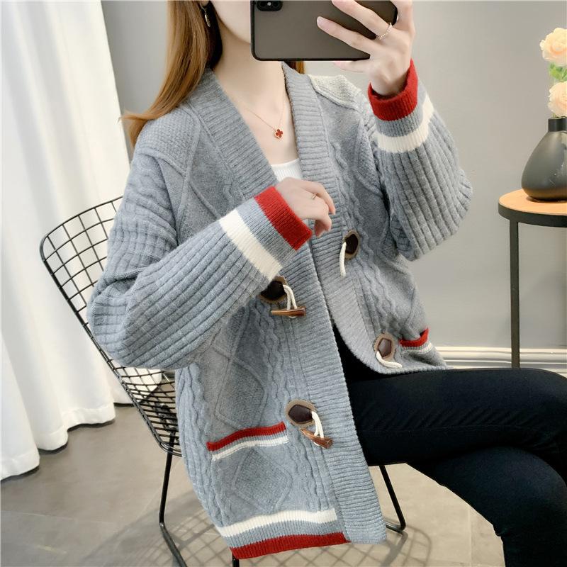 Autumn Women V-neck Color Contrast Knitting Cardigan Sweater Coat Ox Horn Button Loose Fried Dough Twists Versatile S сірий колір
Autumn Women V-neck Color Contrast Knitting Cardigan Sweater Coat Ox Horn Button Loose Fried Dough Twists Versatile S сірий колір