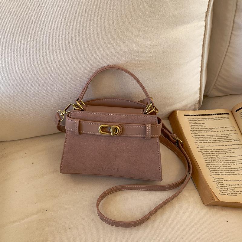 Go out handbag women s high-value retro suede shoulder bag commuter messenger small square bag рожевий
Go out handbag women s high-value retro suede shoulder bag commuter messenger small square bag рожевий