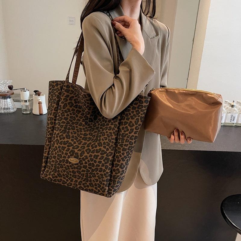 2024 большая сумка для покупок, нишевый дизайн, клетчатая сумка, сумка через плечо, сумка под мышкой, женская сумка-тоут для поездок на работу 45*13*37
2024 большая сумка для покупок, нишевый дизайн, клетчатая сумка, сумка через плечо, сумка под мышкой, женская сумка-тоут для поездок на работу 45*13*37