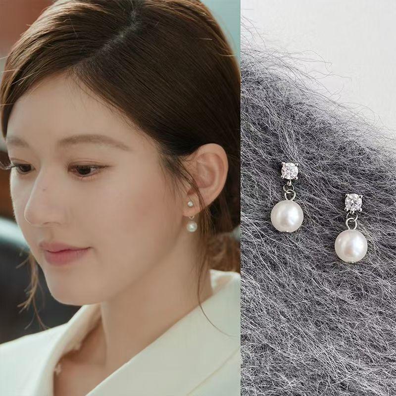 Radiant Pearl Back-Hanging Stud Earrings: Zhao Lusi & Xu Yan Style – Elegant and Versatile Ear Jewelry
Radiant Pearl Back-Hanging Stud Earrings: Zhao Lusi & Xu Yan Style – Elegant and Versatile Ear Jewelry