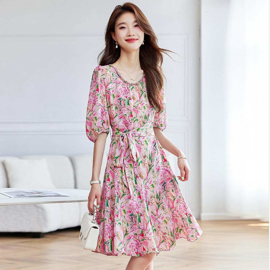 Милое омолаживающее маленькое цветочное платье для женского лета, новое шифоновое, с прикрытием талии и рукавами три четверти. 3XL
Милое омолаживающее маленькое цветочное платье для женского лета, новое шифоновое, с прикрытием талии и рукавами три четверти. 3XL