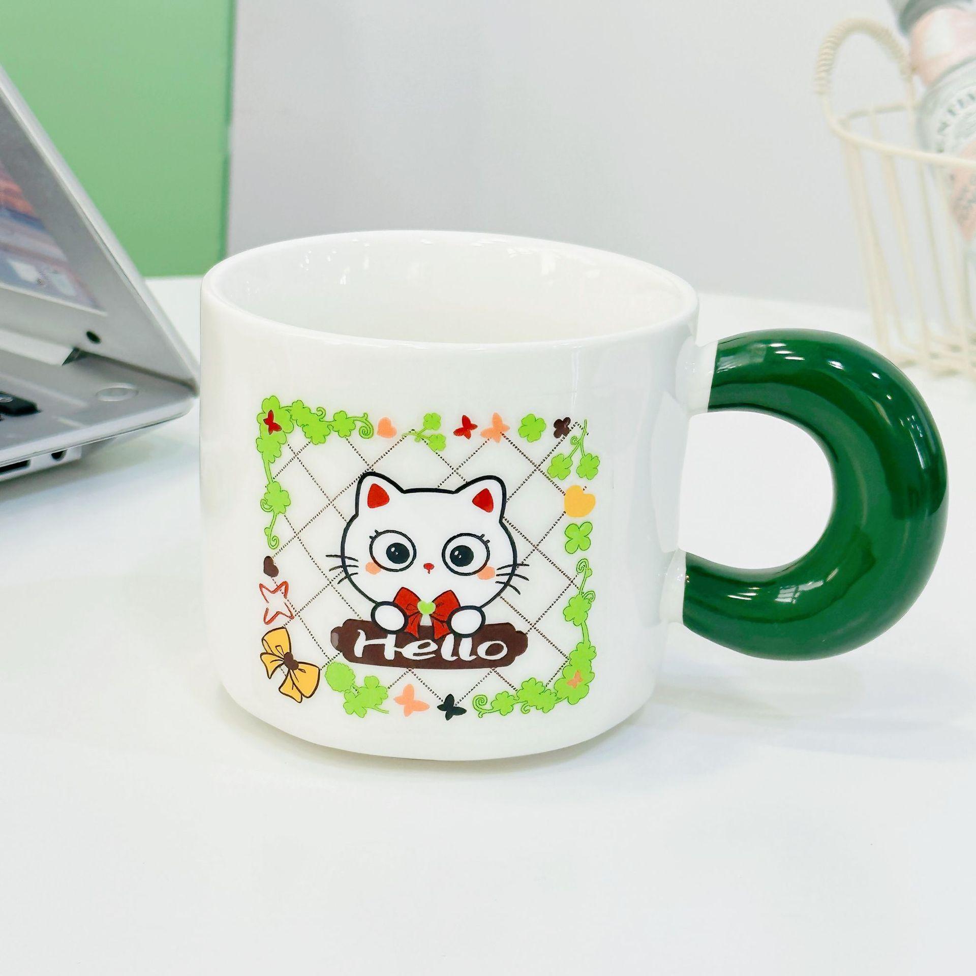 Открывающийся подарочный набор с изображением котенка из мультфильма с крышкой, ложкой, подарочной коробкой, сувенирной керамической чашкой, милой кружкой 450ML
Открывающийся подарочный набор с изображением котенка из мультфильма с крышкой, ложкой, подарочной коробкой, сувенирной керамической чашкой, милой кружкой 450ML