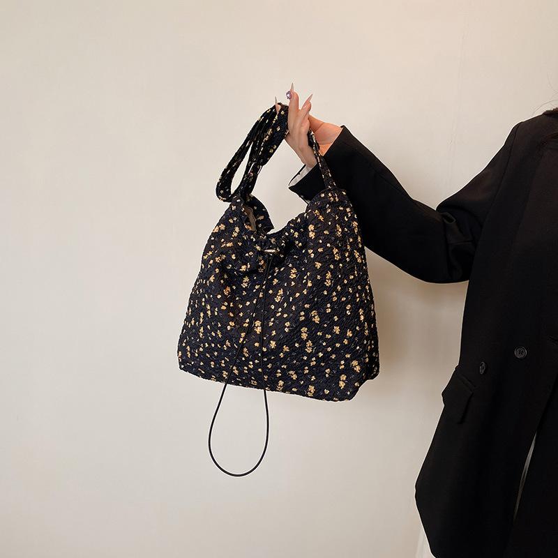 Студенты носят повседневные и легкие вещи на занятия, новые сумки-тоут, женские цветочные универсальные персонализированные для поездок на работу, летние пасторальные сумки-мессенджеры чёрный
Студенты носят повседневные и легкие вещи на занятия, новые сумки-тоут, женские цветочные универсальные персонализированные для поездок на работу, летние пасторальные сумки-мессенджеры чёрный