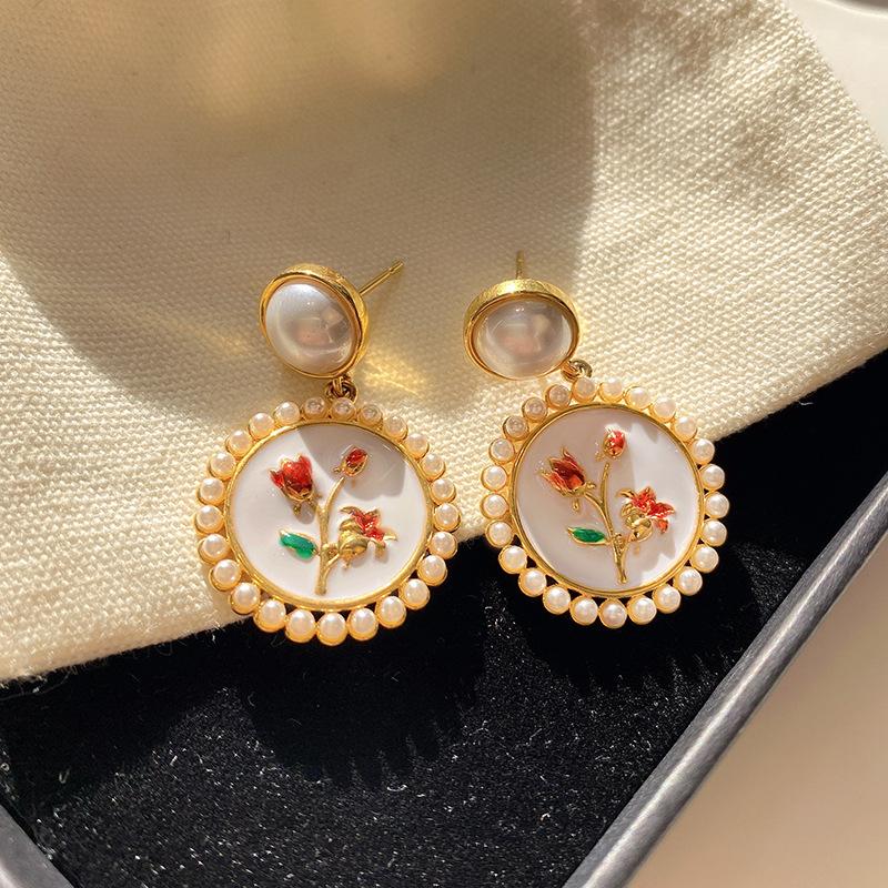 French retro natural freshwater pearl earrings flower earrings high-end temperament celebrity style sweet Chinese earrings
French retro natural freshwater pearl earrings flower earrings high-end temperament celebrity style sweet Chinese earrings