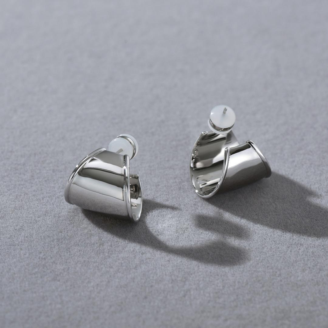 Niche Design Heavy Industry Advanced Metal Copper Plated 18K Real Gold Wide Edition Jewelry S925 Silver Needle Earrings Temperament Earrings
Niche Design Heavy Industry Advanced Metal Copper Plated 18K Real Gold Wide Edition Jewelry S925 Silver Needle Earrings Temperament Earrings