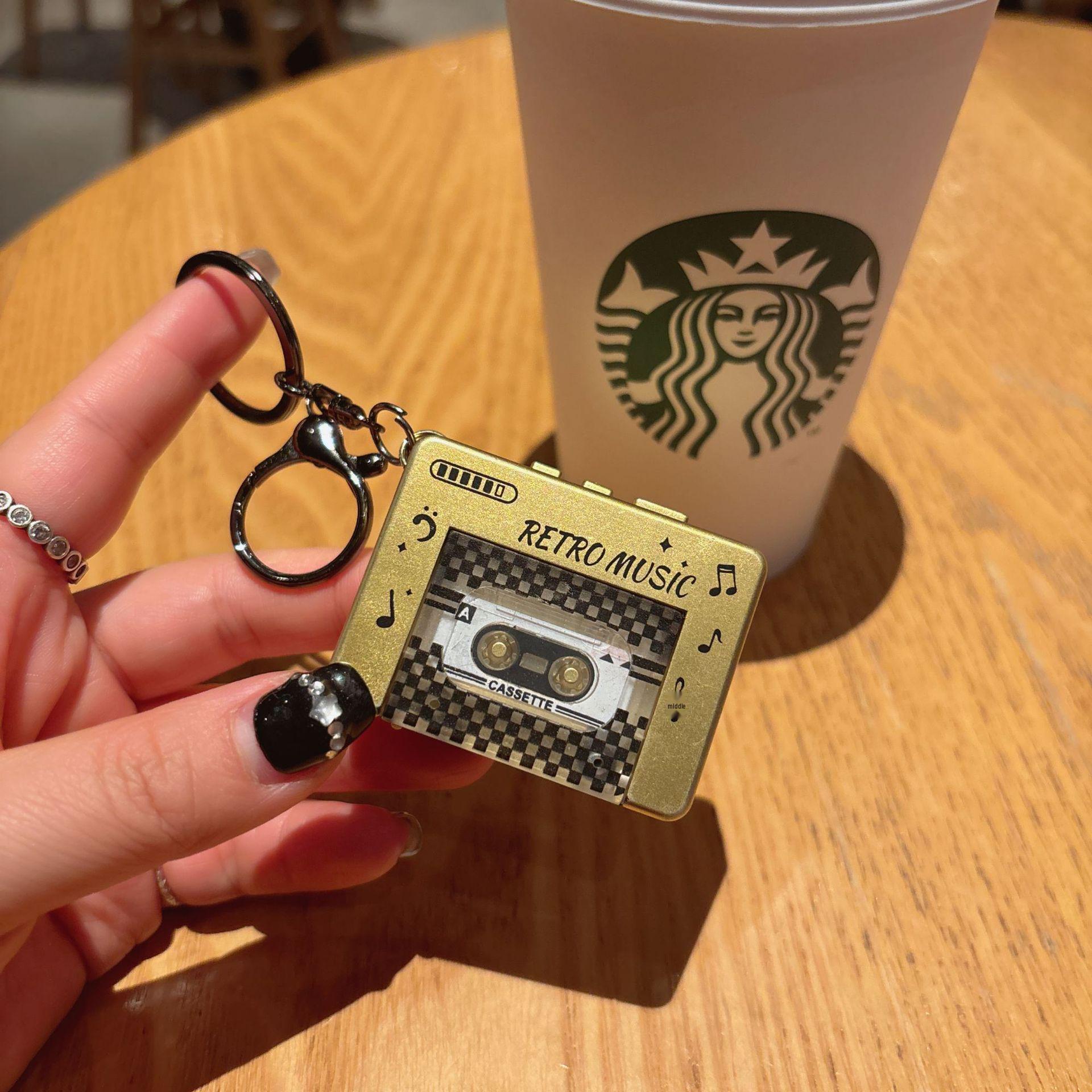 Міні-брелок у вигляді ретро-касетного плеєра: Весела іграшка та Шарм-підвіска для сумки для дітей
Міні-брелок у вигляді ретро-касетного плеєра: Весела іграшка та Шарм-підвіска для сумки для дітей