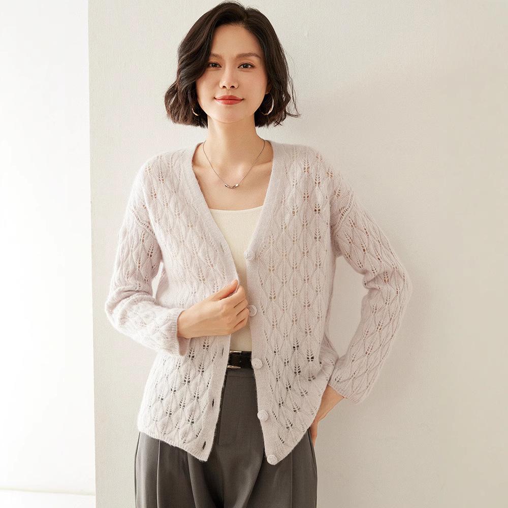Autumn Winter V-Neck Cashmere Cardigan with Button Leaf Design - Loose Fit and Fashionable M for 45-60 kg
Autumn Winter V-Neck Cashmere Cardigan with Button Leaf Design - Loose Fit and Fashionable M for 45-60 kg