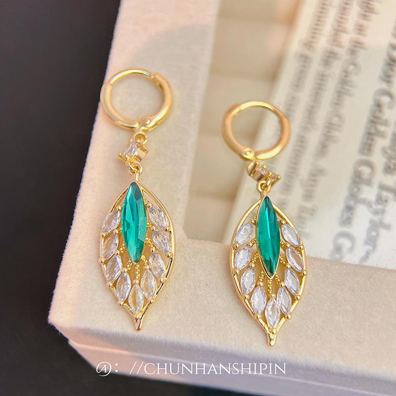 {Golden Branch Jade Leaf}~ Shining Zircon Green Ear Clips Advanced Sense No Ear Piercings Fashion Light Luxury Ear Buckles Long Earrings
{Golden Branch Jade Leaf}~ Shining Zircon Green Ear Clips Advanced Sense No Ear Piercings Fashion Light Luxury Ear Buckles Long Earrings