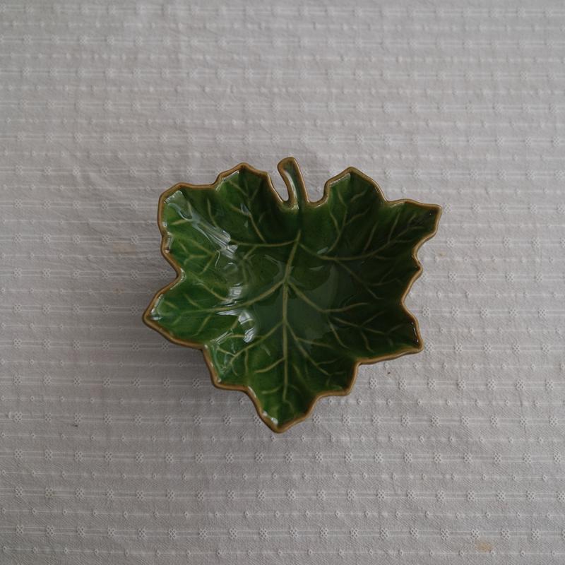 Leaf Ceramic Plate: Versatile for Snacks, Salads, Desserts, and Dining Table Decor
Leaf Ceramic Plate: Versatile for Snacks, Salads, Desserts, and Dining Table Decor