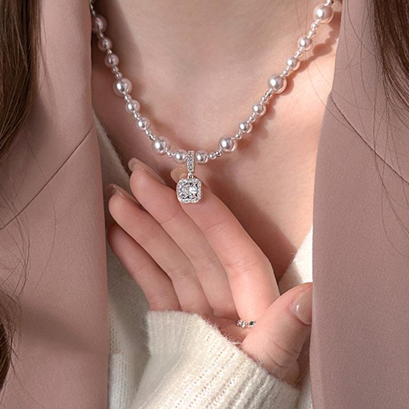 Manta rose pearl zircon pendant necklace fashion light luxury collarbone chain temperament versatile high-end jewelry
Manta rose pearl zircon pendant necklace fashion light luxury collarbone chain temperament versatile high-end jewelry