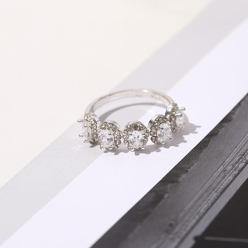 Кольцо с бриллиантом из сплава относится к женскому дизайну, нишевому смыслу, продвинутому смыслу, бриллиантовому кольцу Ins Wind, дню рождения Валентина.;Подарочное кольцо ко Дню рожденья. 
Кольцо с бриллиантом из сплава относится к женскому дизайну, нишевому смыслу, продвинутому смыслу, бриллиантовому кольцу Ins Wind, дню рождения Валентина.;Подарочное кольцо ко Дню рожденья.