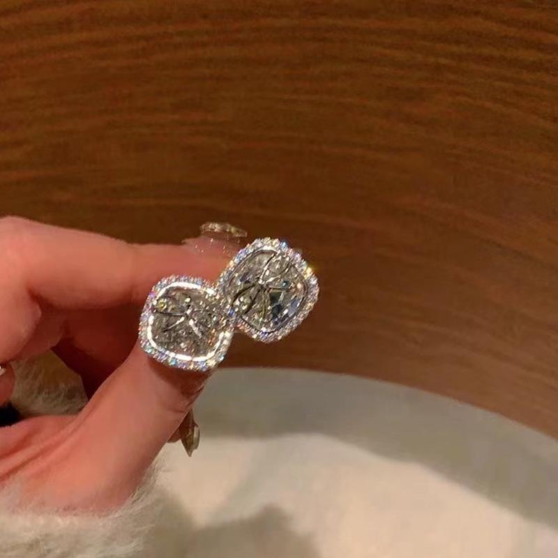 Sophisticated Sparkling Diamond Stud Earrings: Elegant, Unique, High-End Design
Sophisticated Sparkling Diamond Stud Earrings: Elegant, Unique, High-End Design