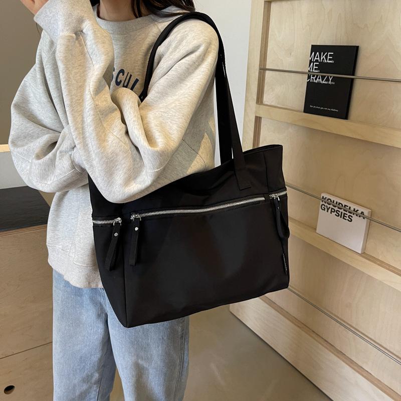 Стильная нейлоновая сумка-тоут большой вместимости - Повседневная и трендовая чёрный
Стильная нейлоновая сумка-тоут большой вместимости - Повседневная и трендовая чёрный