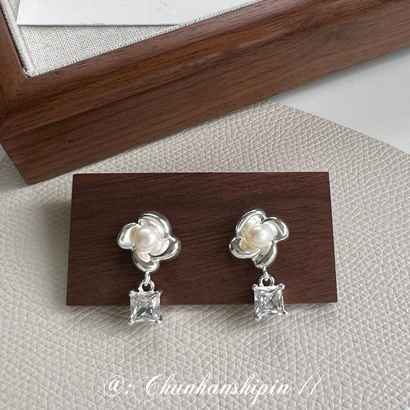New zircon flower ear clips without ear holes, freshwater pearl temperament stud earrings, niche design earrings, fashionable and light luxury
New zircon flower ear clips without ear holes, freshwater pearl temperament stud earrings, niche design earrings, fashionable and light luxury