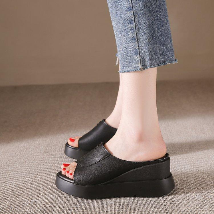 2025 summer new solid color one-word slippers heightened waterproof table summer platform casual shoes popular slope heel outer wear 35
2025 summer new solid color one-word slippers heightened waterproof table summer platform casual shoes popular slope heel outer wear 35