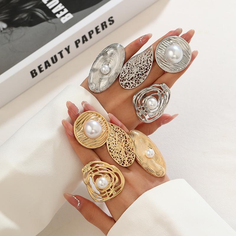 New, exaggerated metal wind pleated imitation pearl ring, personalized sweet and cool line open ring
New, exaggerated metal wind pleated imitation pearl ring, personalized sweet and cool line open ring