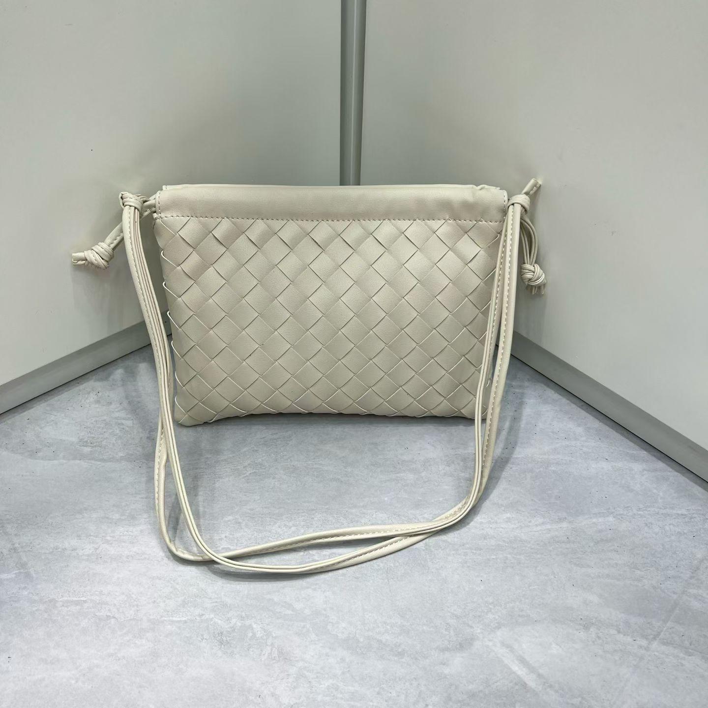2025 Cowhide Woven Large Capacity Shoulder Bag with Drawstring Clutch 18x14x1 cm білий
2025 Cowhide Woven Large Capacity Shoulder Bag with Drawstring Clutch 18x14x1 cm білий