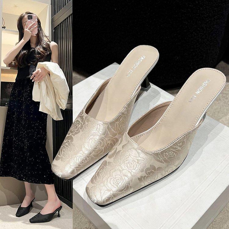 2024 new European and American fashion embroidered thin heel cool slippers small square head suede thin heel temperament half drag women s shoes 35 чёрный
2024 new European and American fashion embroidered thin heel cool slippers small square head suede thin heel temperament half drag women s shoes 35 чёрный