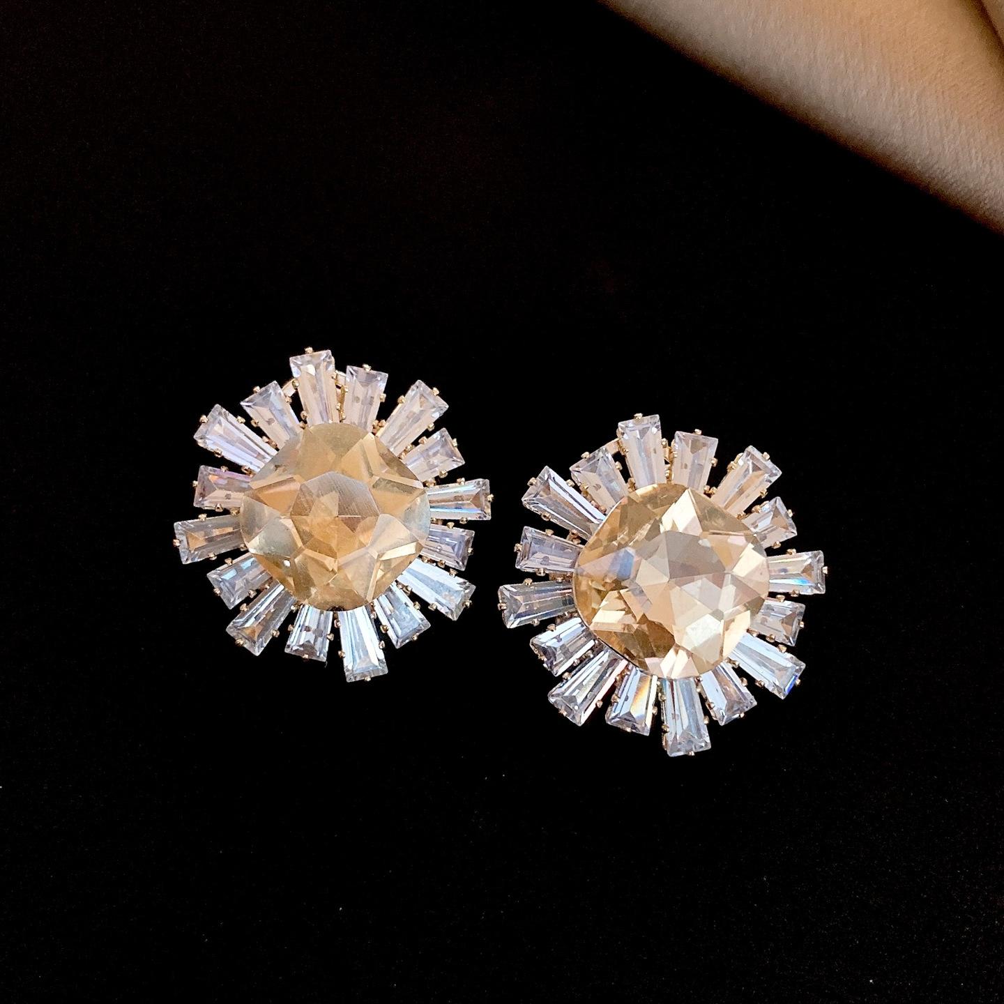Round Ear Clip Earrings, French Retro Court Style Earrings, Exquisite and Versatile, High-end Earrings, Niche
Round Ear Clip Earrings, French Retro Court Style Earrings, Exquisite and Versatile, High-end Earrings, Niche
