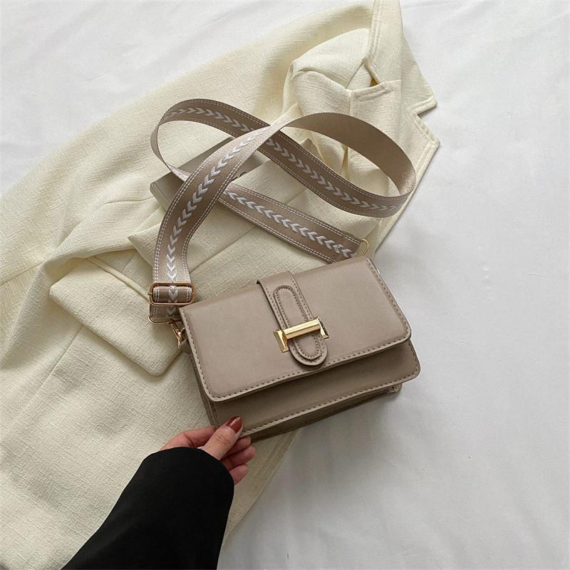 2023 Spring New Fashion Women s Casual Shoulder Bag Street Style Retro Commuter Crossbody Bag Small Square Bag
2023 Spring New Fashion Women s Casual Shoulder Bag Street Style Retro Commuter Crossbody Bag Small Square Bag
