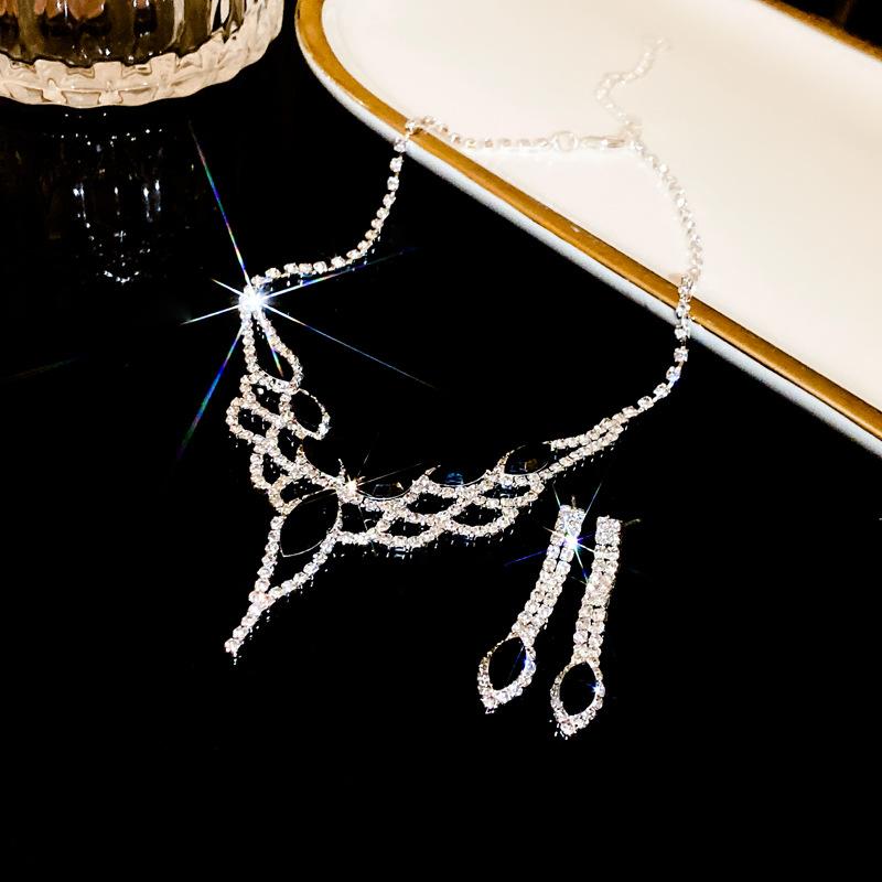 Diamond-encrusted fringed earrings, necklace, piece set, American fashion light luxury collarbone chain light luxury ins high-end item decoration
Diamond-encrusted fringed earrings, necklace, piece set, American fashion light luxury collarbone chain light luxury ins high-end item decoration