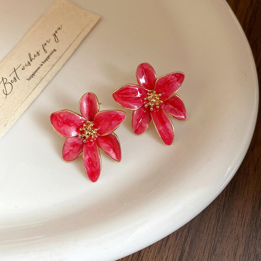 Exquisite silver needle dripping oil flower stud earrings retro court style simple fashion earrings light luxury high-end earrings
Exquisite silver needle dripping oil flower stud earrings retro court style simple fashion earrings light luxury high-end earrings