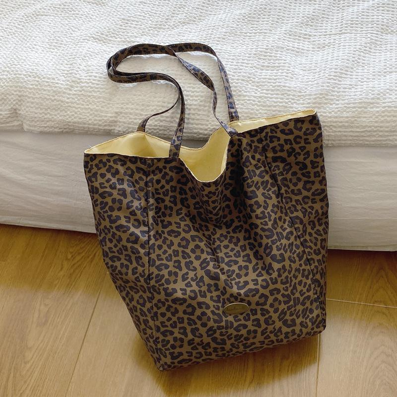 Casual relaxation large capacity bag 2025 new women s bag autumn and winter canvas leopard print shoulder bag commuter tote bag
Casual relaxation large capacity bag 2025 new women s bag autumn and winter canvas leopard print shoulder bag commuter tote bag