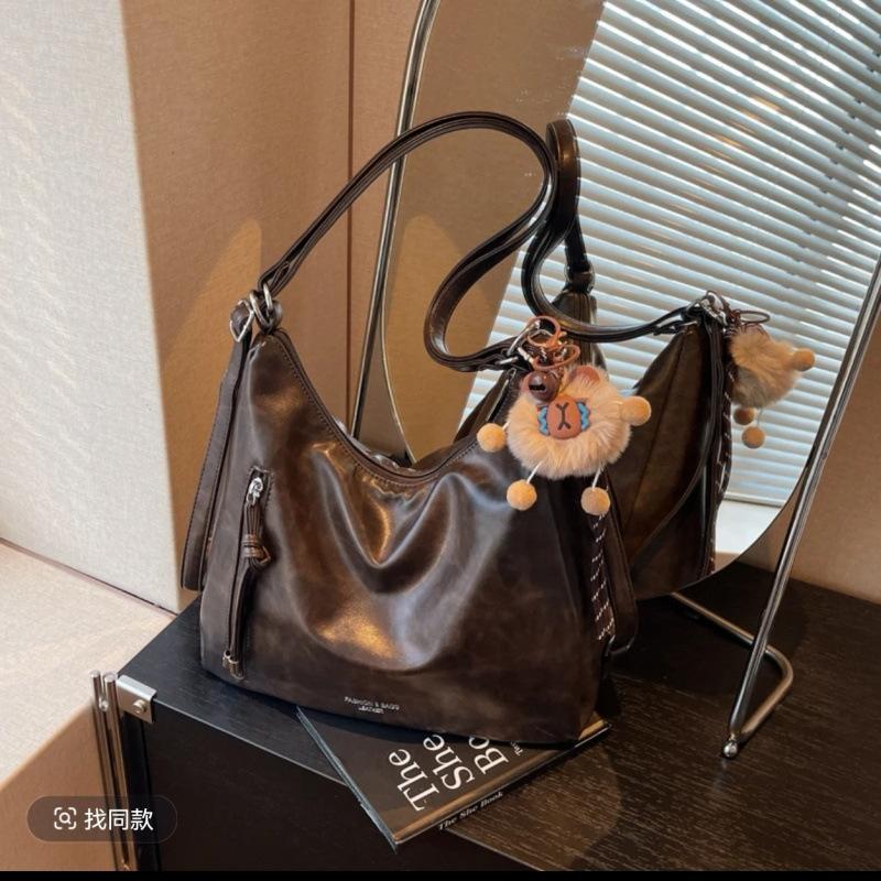 Backpack bag women s new shoulder fashion commuter tote messenger bag casual large-capacity bag single pack темно-коричневого кольору
Backpack bag women s new shoulder fashion commuter tote messenger bag casual large-capacity bag single pack темно-коричневого кольору