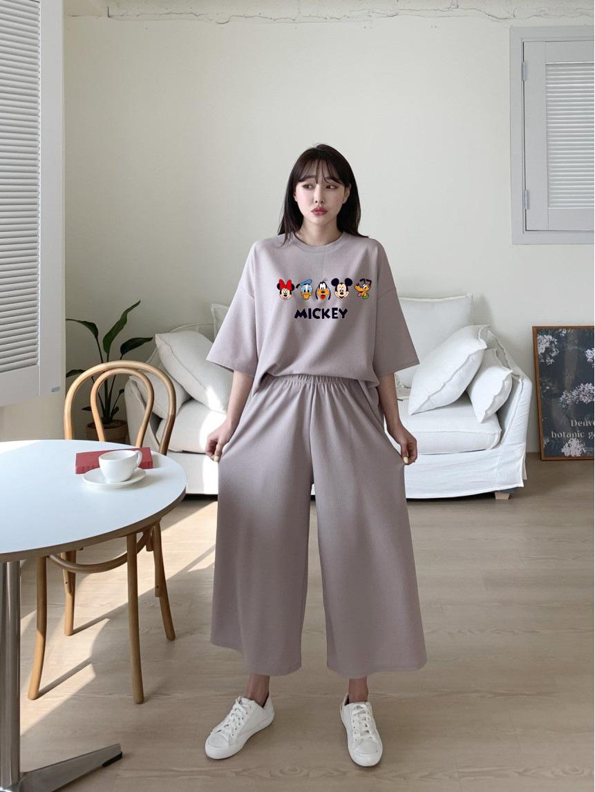 Модный женский комплект из двух предметов 2024 года: Повседневная футболка и свободные широкие брюки
Модный женский комплект из двух предметов 2024 года: Повседневная футболка и свободные широкие брюки