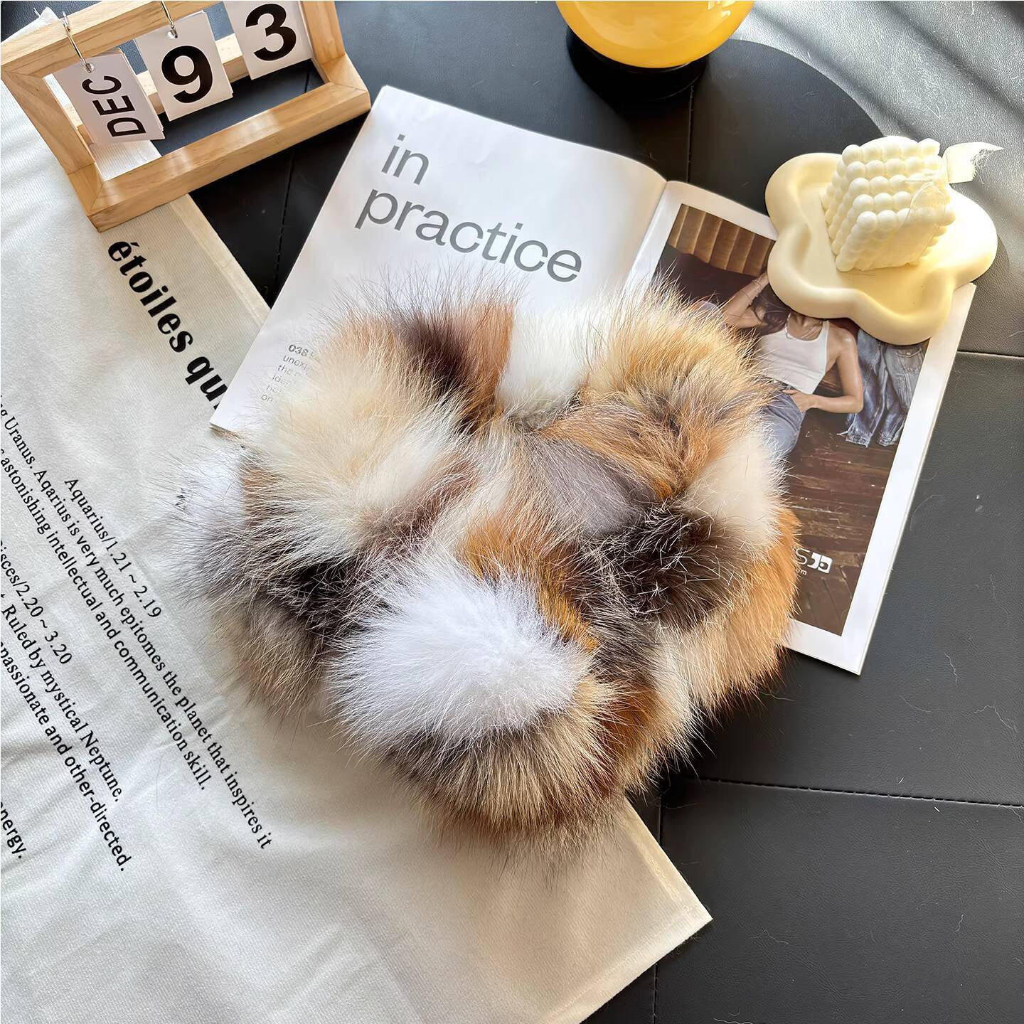 Real Fox Fur Scarf Winter Fashion Fur Scarf With Large Fur Pom Thickened Fur Collar Warm Neck Warmer For Casual Outdoor Winter 65CMX15CM
Real Fox Fur Scarf Winter Fashion Fur Scarf With Large Fur Pom Thickened Fur Collar Warm Neck Warmer For Casual Outdoor Winter 65CMX15CM