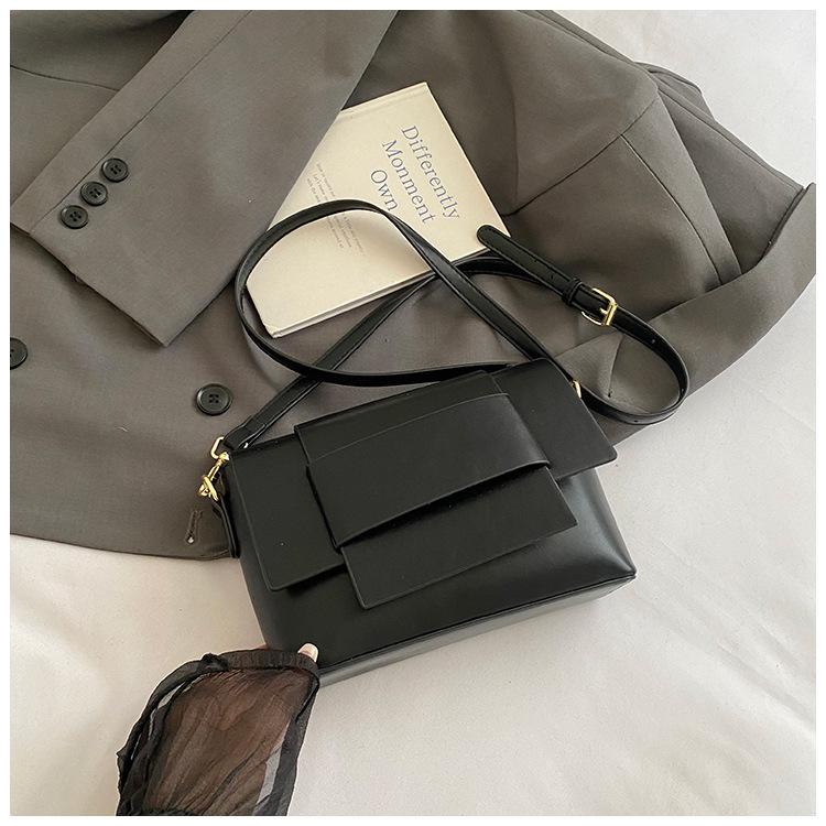 2025 new splicing small square bag women s fashion versatile high-end texture handbag daily commuter women s bag messenger bag
2025 new splicing small square bag women s fashion versatile high-end texture handbag daily commuter women s bag messenger bag