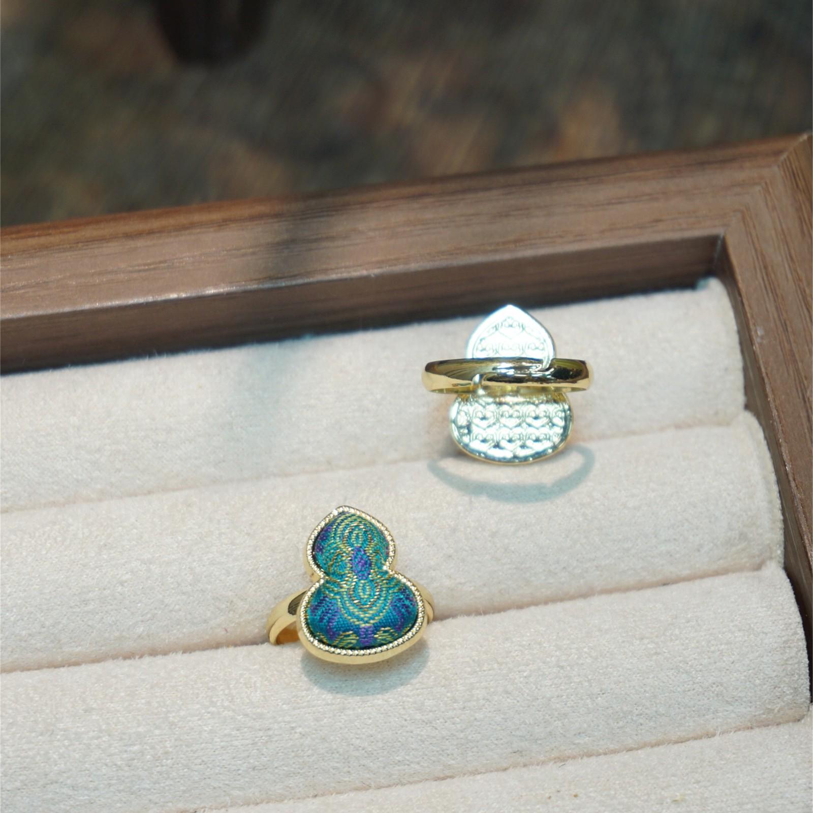 Zinc Alloy Fabric Ring: Jiukai Song Brocade Ding Sheng Pattern, Handmade Adjustable
Zinc Alloy Fabric Ring: Jiukai Song Brocade Ding Sheng Pattern, Handmade Adjustable