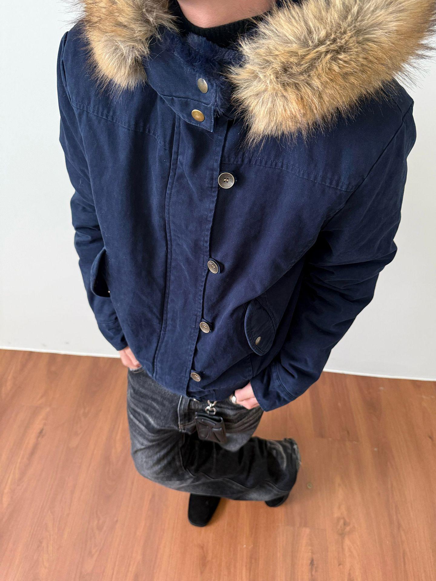 Yishengyi Faux Rabbit Fur Hooded Jacket with Eagle Cut Design L темно-синього кольору
Yishengyi Faux Rabbit Fur Hooded Jacket with Eagle Cut Design L темно-синього кольору