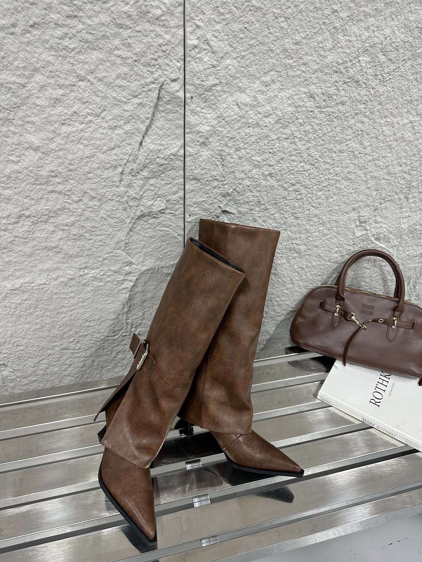 2025 autumn new European and American style belt buckle high heel thin heel pointed thin trouser tube boots 39 темно-коричневого кольору
2025 autumn new European and American style belt buckle high heel thin heel pointed thin trouser tube boots 39 темно-коричневого кольору